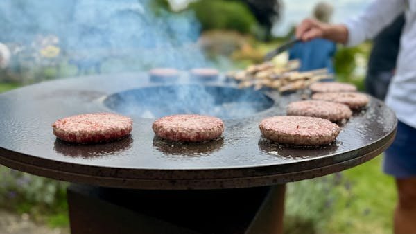Brasero plancha : alliez convivialité et cuisine d'extérieur élégante